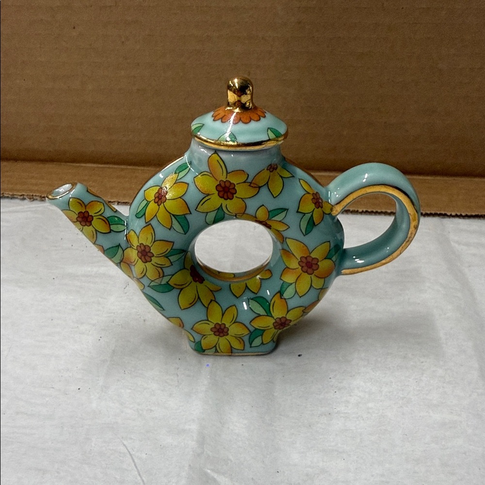 ⭐️2002 Vivian Chan miniature porcelain teapot. - Picture 3 of 16